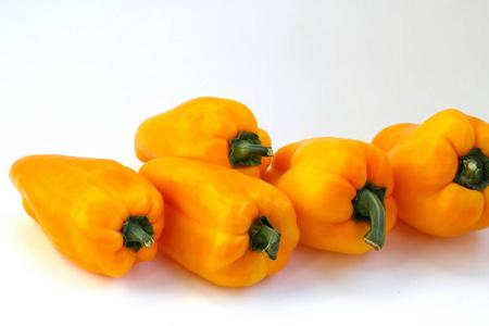 农副产品新鲜和甜胡椒铃在孤立的白色背景.蔬菜农副产品.橙色颜色照片